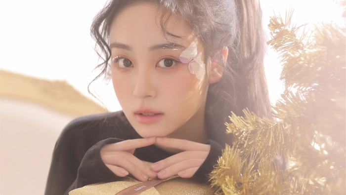 Sweet and fresh photo desktop wallpaper of young lady