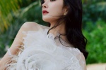 Yang Mi sexy photo mobile wallpaper in golden dress