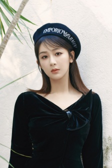 楊紫貝雷帽造型性感圖片寫真