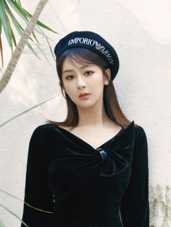 Yang Zi beret style sexy pictures and photos