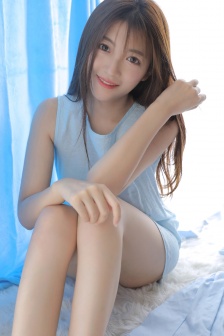 高颜值美女床上妩媚妖娆美腿写真