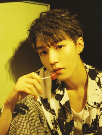 Wang Junkai's retro handsome photo in printed shirt