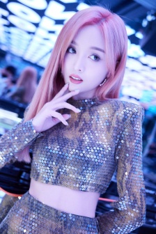 吴宣仪粉色头发性感写真图片