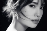 Rainie Yang's black and white photo blockbuster with light and shadow texture