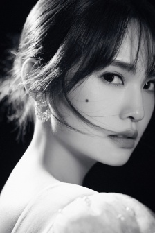 Rainie Yang's black and white photo blockbuster with light and shadow texture