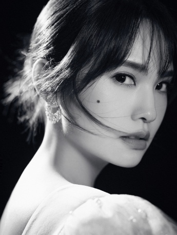 杨丞琳光影质感黑白写真大片
