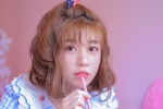 蛋糕女孩清甜寫真桌麵壁紙圖片