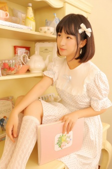恬靜少女白絲長腿書桌寫真照圖片