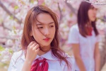 櫻花樹下的製服美女寫真照圖片