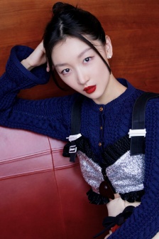 周冬雨開叉長裙嫵媚性感寫真