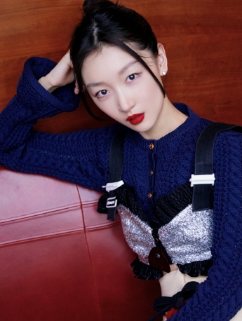Zhou Dongyu's charming and sexy photos in slit long skirt