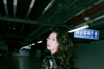 Song Qian's charming light and shadow photos in the parking lot