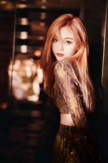 吴宣仪亮片露脐装性感写真