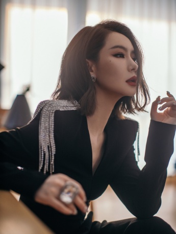 Qi Wei's charming and sexy photo with shoulder-length short hair