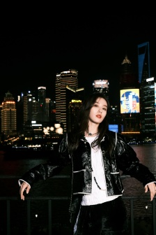 Liu Shishi's comfortable, romantic, elegant and sexy photo