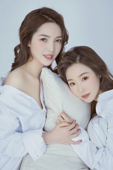 Beauty Queen Zhong Yao's sexy photo of bare shoulders and long legs