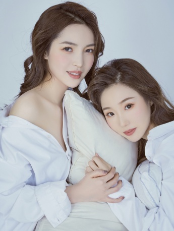 Beauty Queen Zhong Yao's sexy photo of bare shoulders and long legs