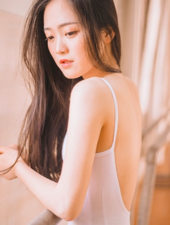 露背美女嫵媚性感誘惑撩人寫真