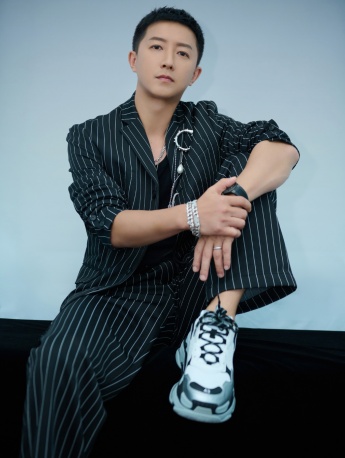 Han Geng's casual and handsome photos in striped suit
