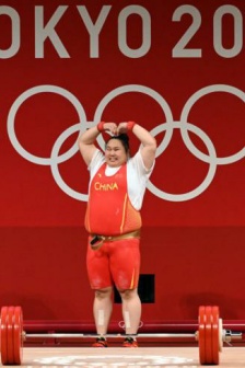 Li Wenwen wins gold medal in weightlifting women's 87kg and above