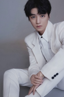 Wang Junkai handsome photo in white suit