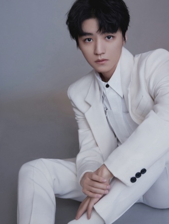 Wang Junkai handsome photo in white suit