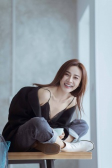 高顏值美女甜美性感吊帶寫真