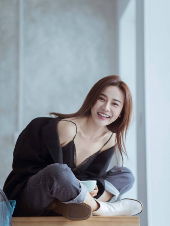 高颜值美女甜美性感吊带写真