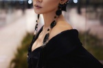 Tan Zhuo's elegant and sexy pictures in black V-neck suit