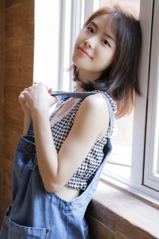 性感美女小露蛮腰真空诱惑写真