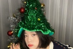 Ouyang Nana's sweet and cute Christmas photo
