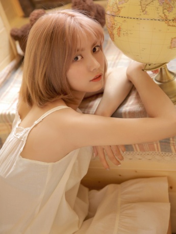 Enchanting and sexy private photos of beauties in suspender skirts