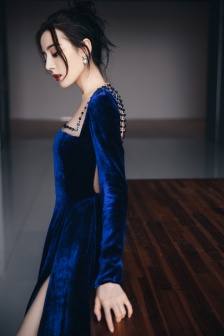 迪丽热巴蓝色丝绒长裙性感写真图片