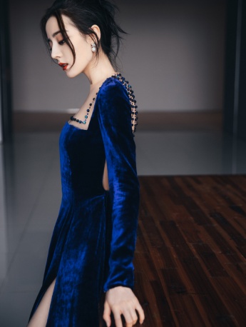 迪麗熱巴藍色絲絨長裙性感寫真圖片