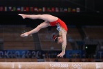 Guan Chenchen wins gold medal on women's balance beam