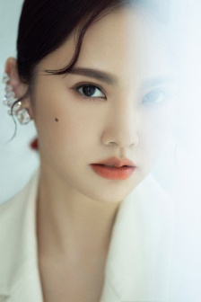 Beauty Rainie Yang full screen mobile wallpaper
