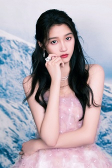 Guan Xiaotong's elegant and sexy photo in pink princess dress