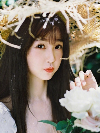 虞书欣初夏唯美动人写真图片