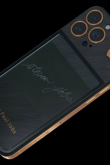 乔布斯签名版iPhone13系列海报图