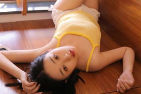 黄色吊带美女唯美写真图片壁纸