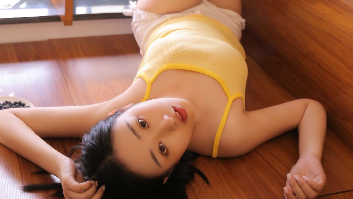 黃色吊帶美女唯美寫真圖片壁紙