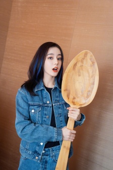 Dilireba beautiful fashion photo in denim suit