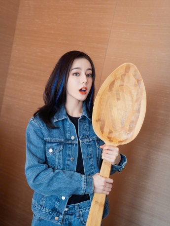 迪麗熱巴牛仔套裝靚麗時尚寫真