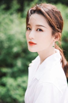 李沁白色衬衫裙优雅气质写真