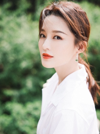 李沁白色衬衫裙优雅气质写真