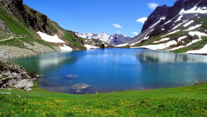 Distant mountain peaks and clouds pictures desktop wallpaper