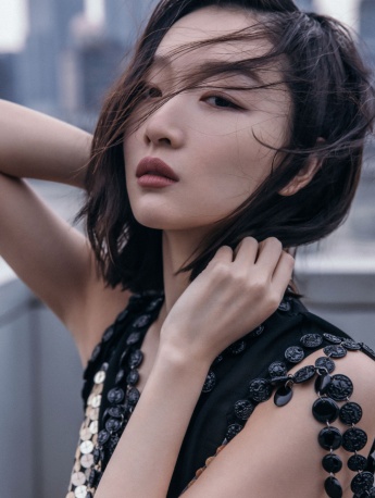 Zhou Dongyu LV2022 spring and summer show sexy photos