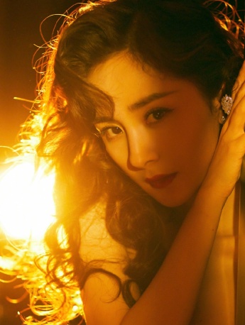 Yang Mi sexy photo in retro slit dress