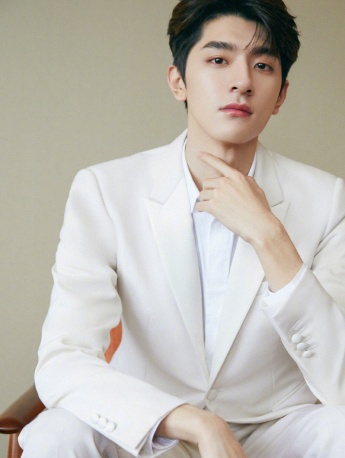 Lin Yi's handsome pictures at the 34th Golden Rooster Awards