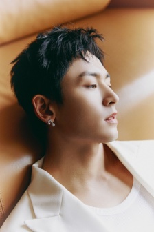 Zhang Zhehan's stylish and handsome photo of a gentleman in white suit